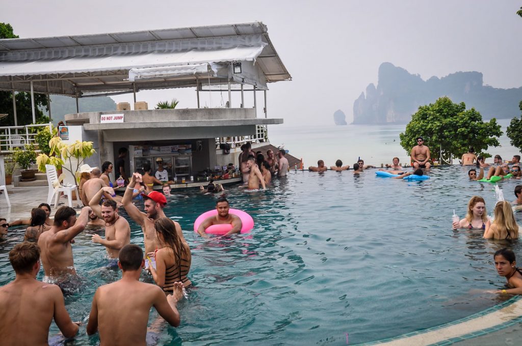 泰国公主钻石度假村的Koh Phi Phi泳池派对