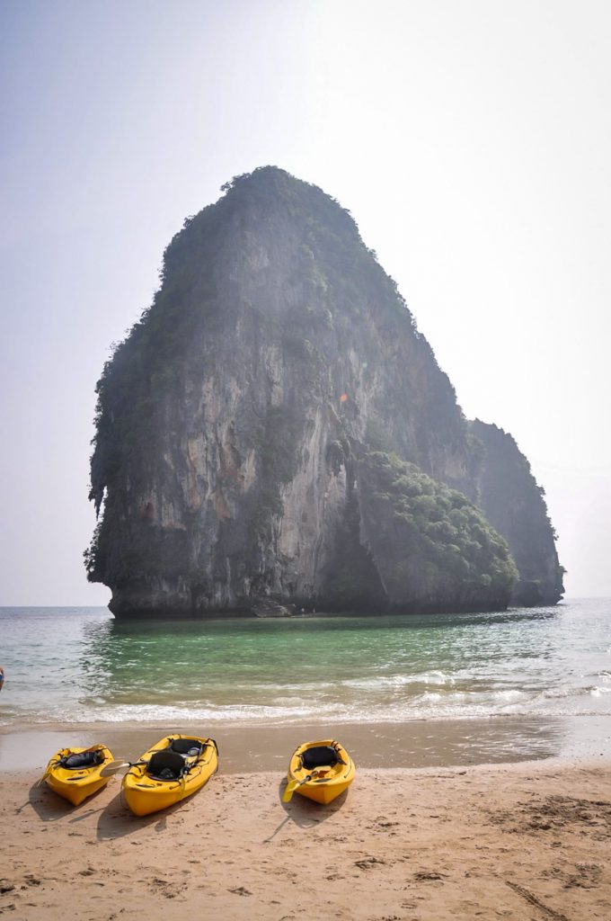 泰国甲米莱利海滩攀岩