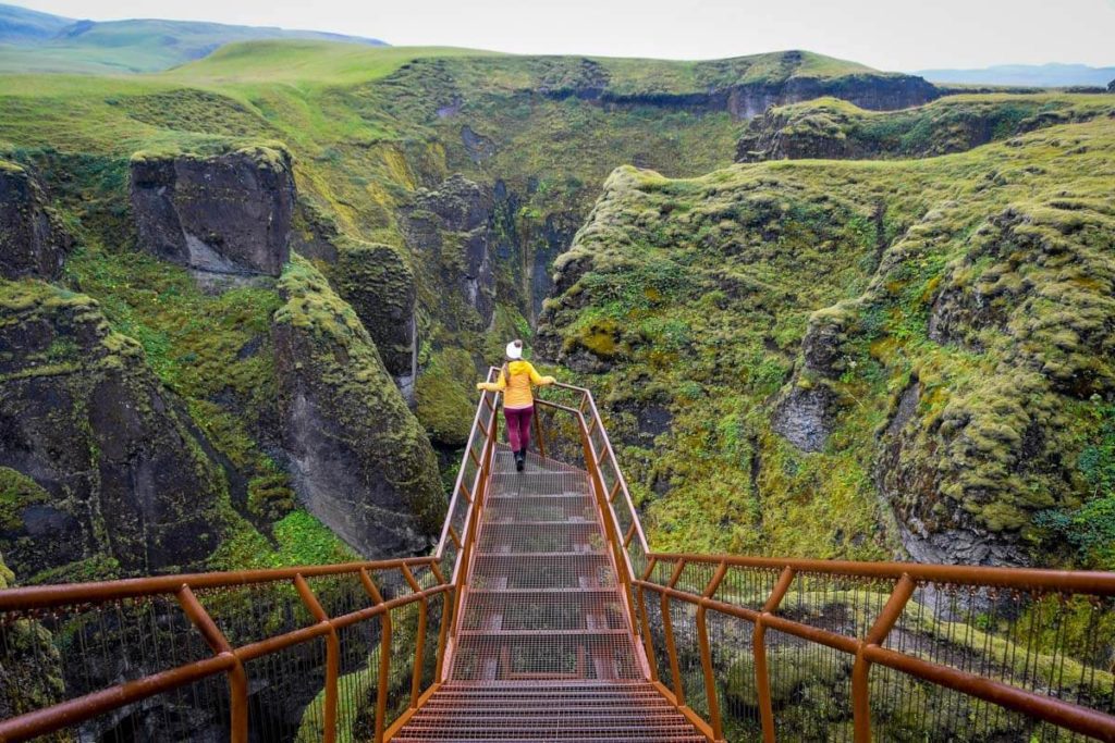 Fjaðrárgljúfur峡谷冰岛观点