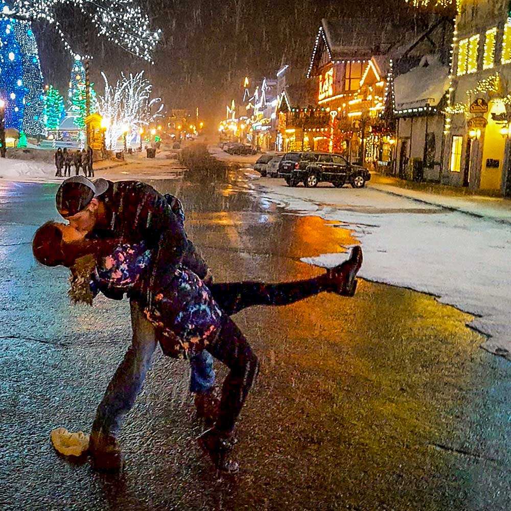 在华盛顿州Leavenworth的圣诞亮灯仪式上接吻