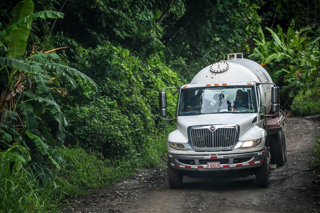 在哥斯达黎加租车经过半挂卡车