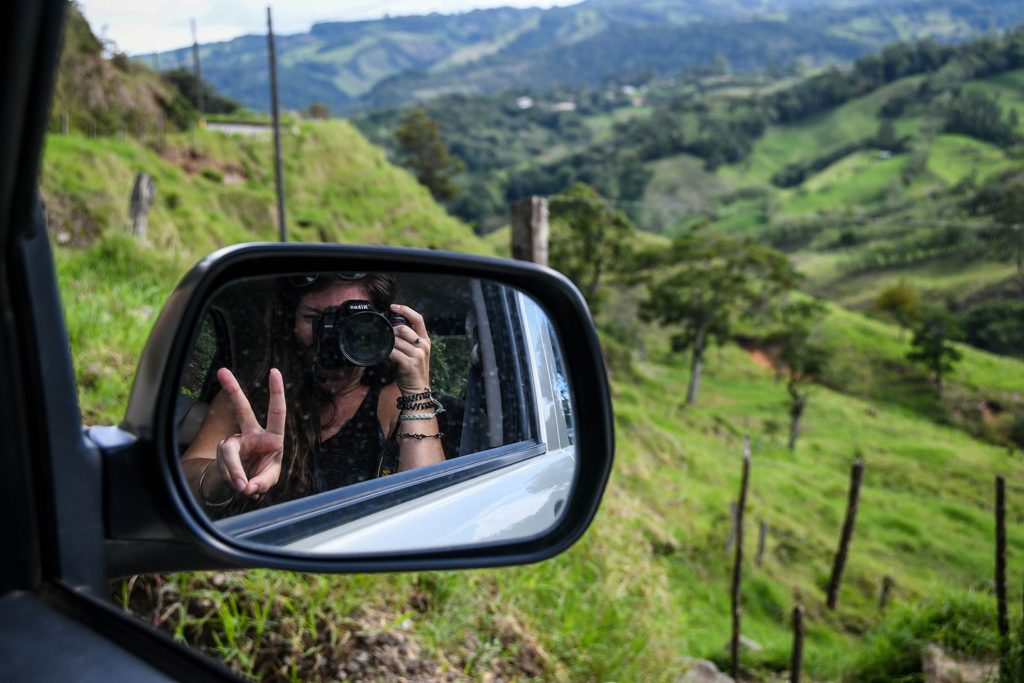 在哥斯达黎加乡村租一辆带相机的车