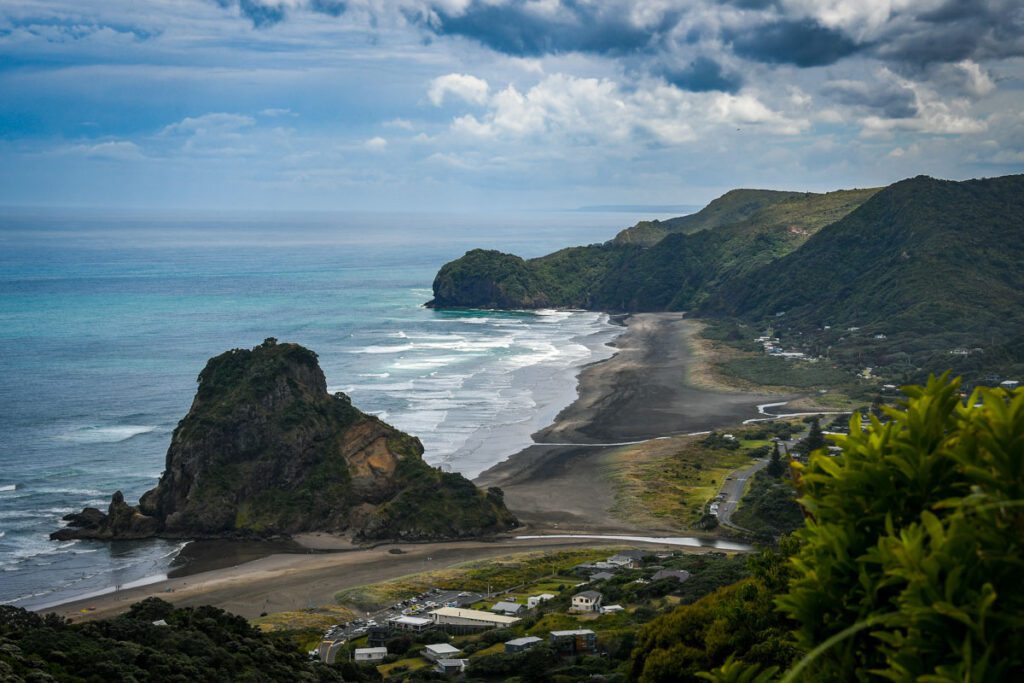 Piha New Zealand surf town