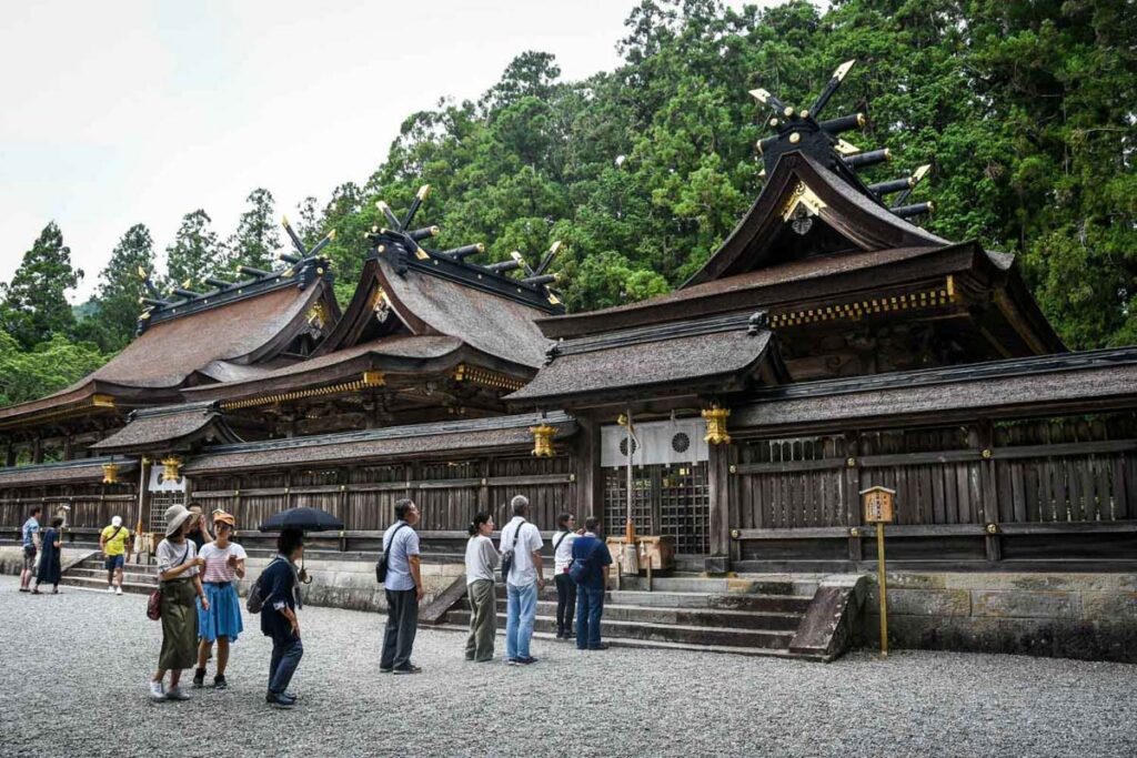 在日本的一个神社祈祷