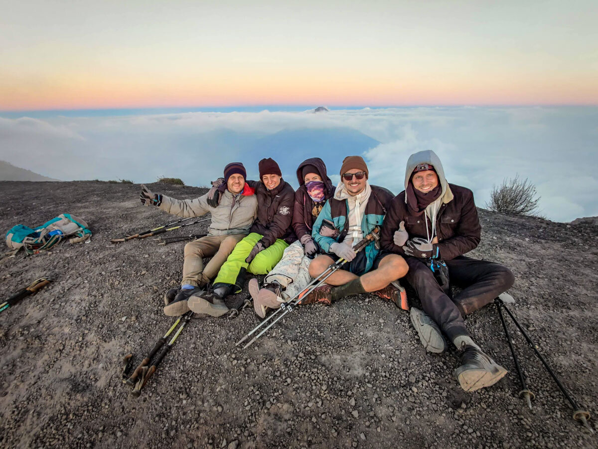 在富埃戈火山顶，为夕阳而盛装打扮