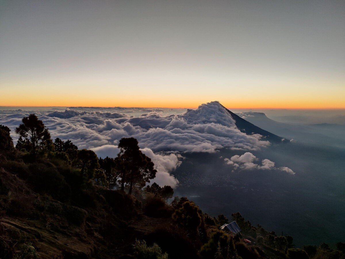 阿卡特南戈火山山顶的日出