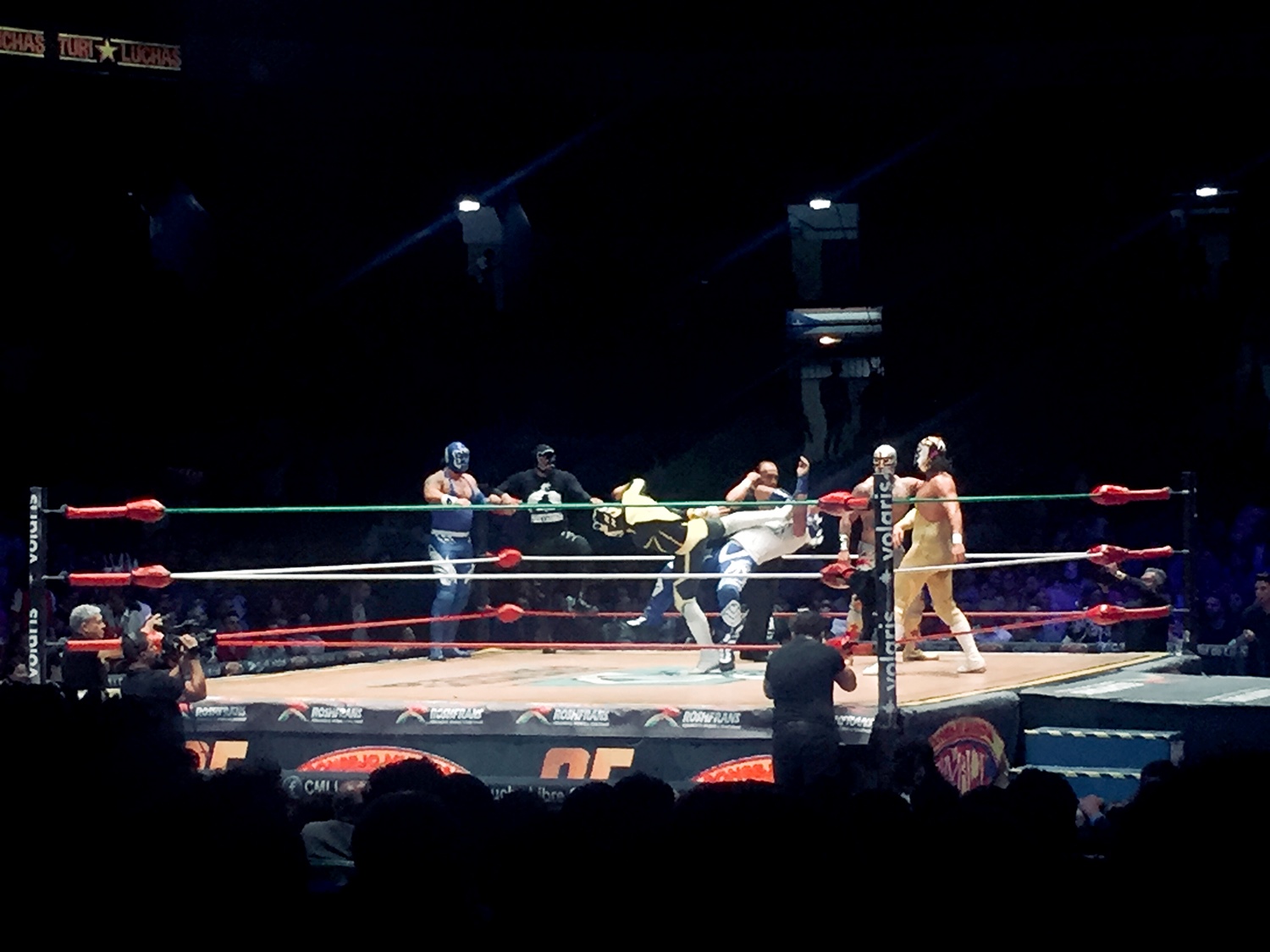 Lucha Libre在墨西哥城没有巡回赛摔跤环踢