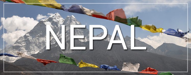尼泊尔经幡和山脉