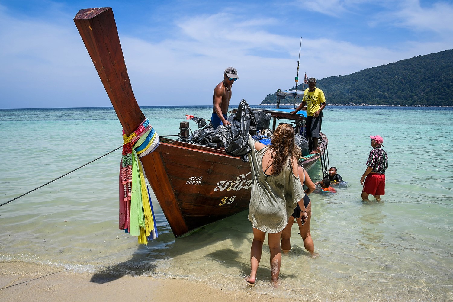 泰国利佩岛垃圾英雄海滩清理