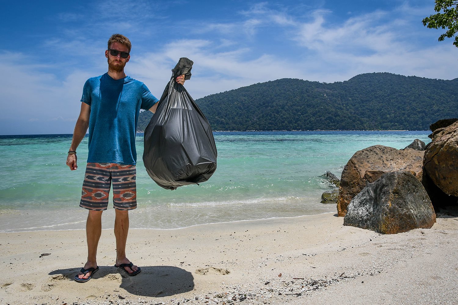 泰国利佩岛垃圾英雄海滩清理