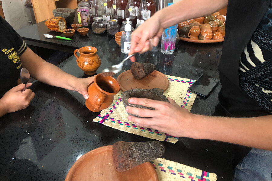 在危地马拉的安提瓜制作巧克力