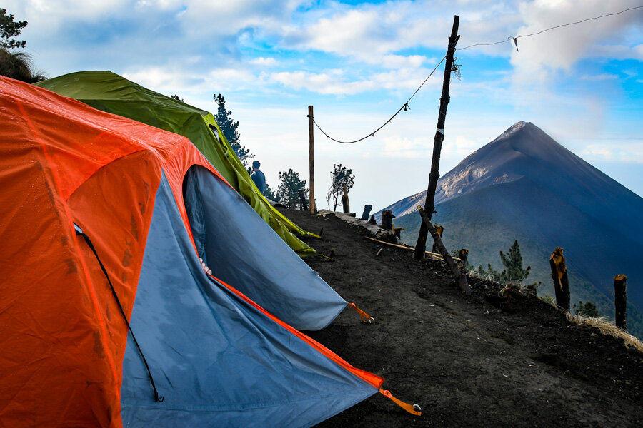 阿卡特南戈火山的帐篷大本营