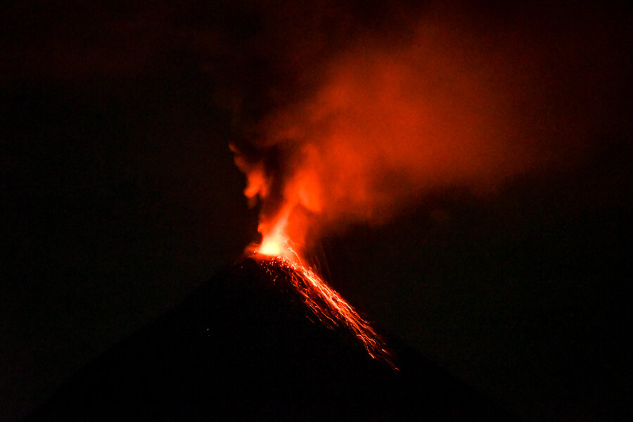 富埃戈火山在夜间喷发;从阿卡特南戈的大本营俯瞰