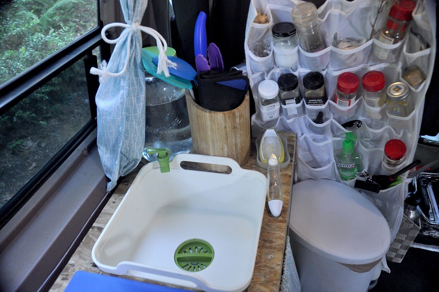 这是我们第一辆露营车的厨房，这张照片展示了一个重力式水壶的例子。(参见下面我们使用的确切水槽的链接。)