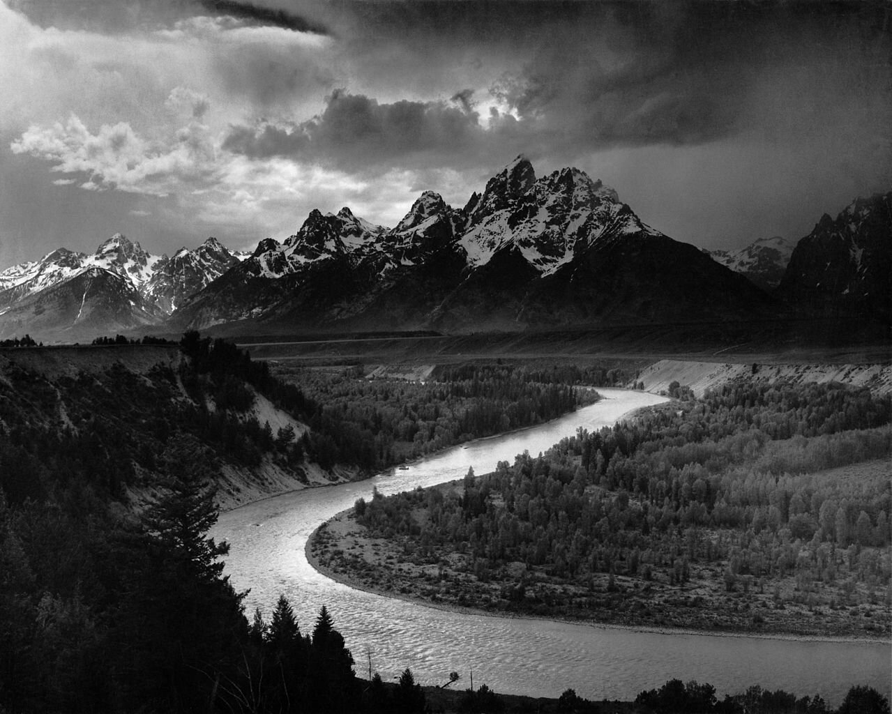 这是1942年的经典照片，由美国传奇摄影师Ansel Adams拍摄。