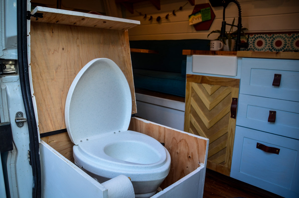 露营车消耗厕所的自然头部堆肥厕所