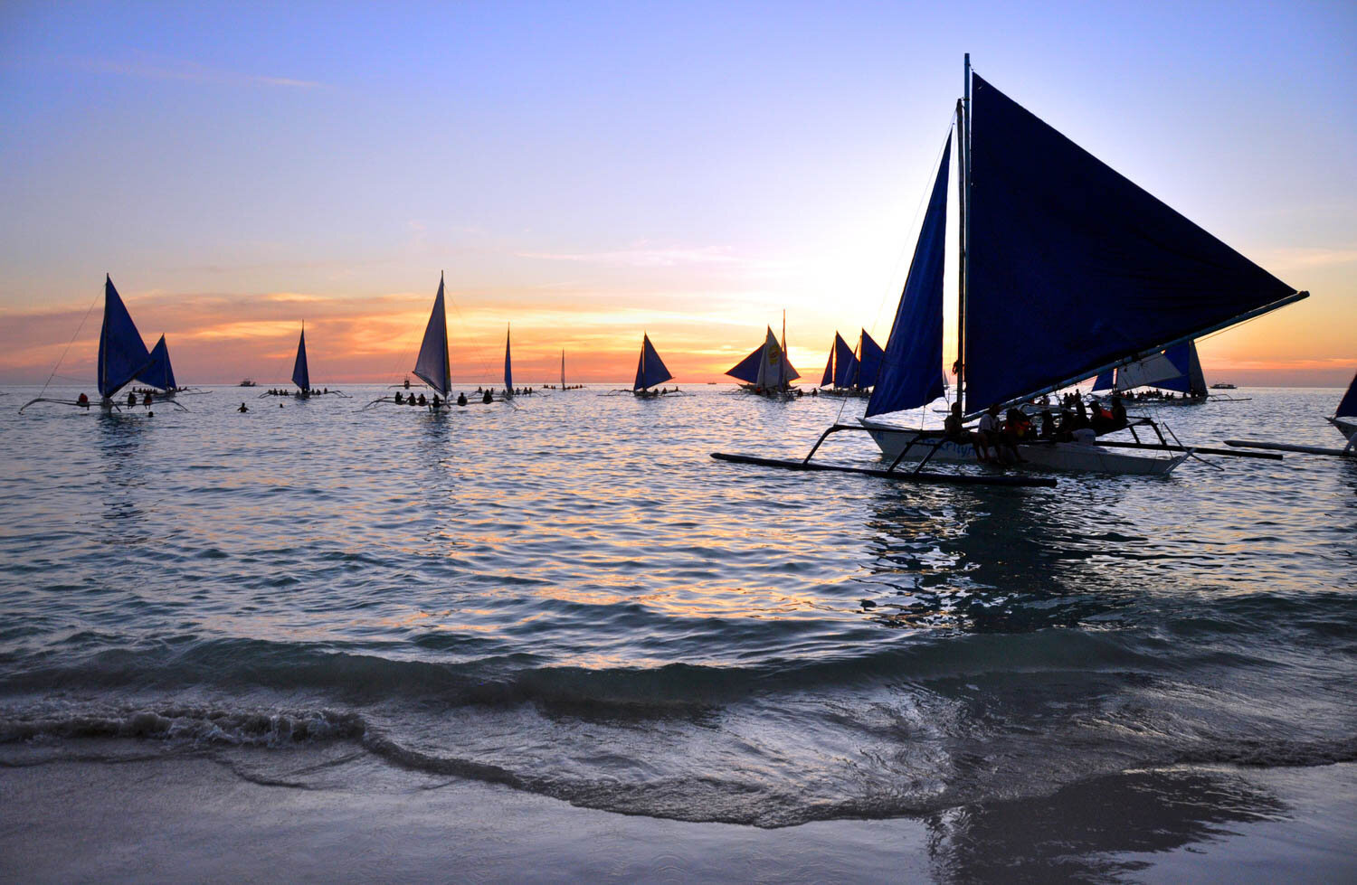 最好的时间去菲律宾|长滩岛sailboats at sunset