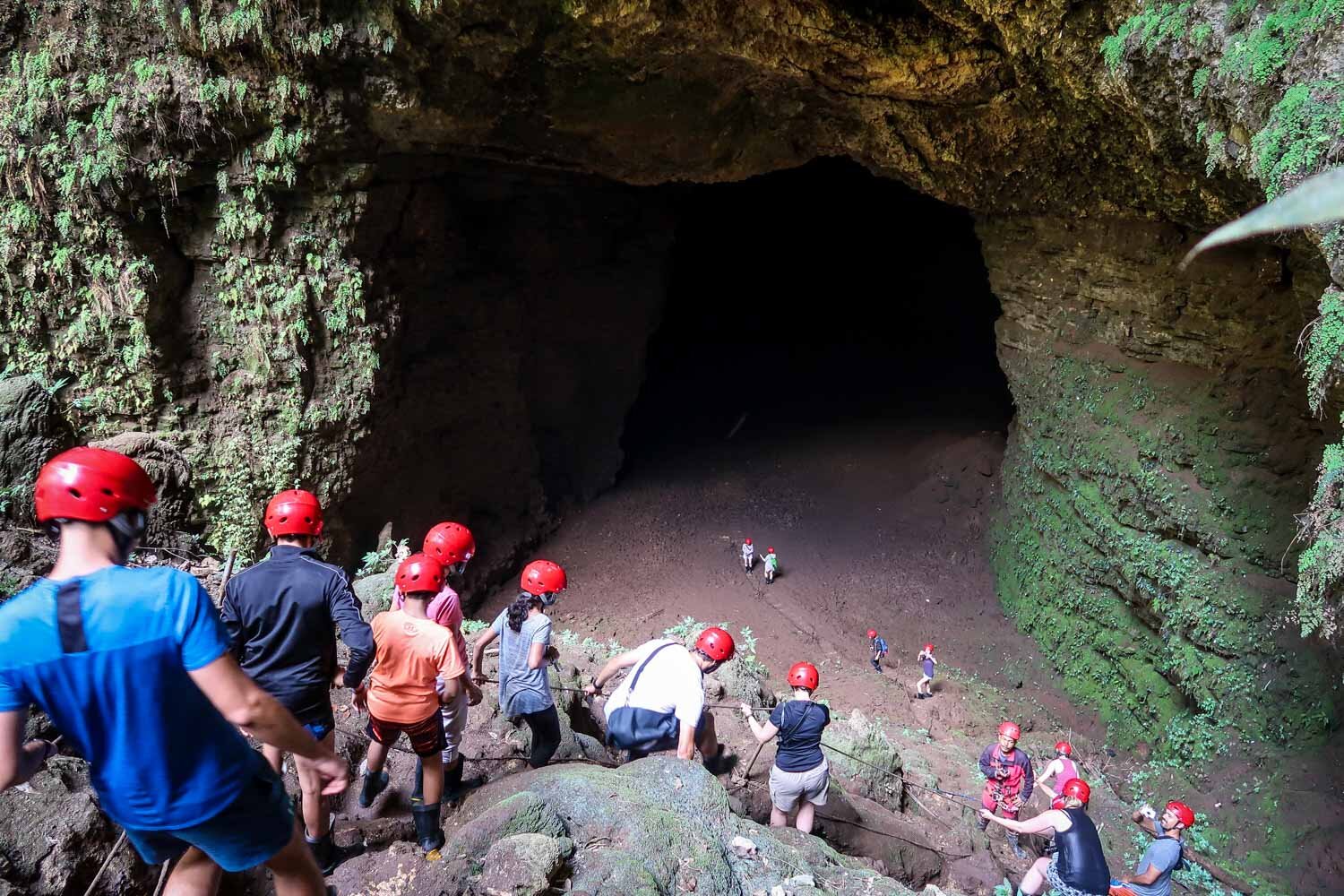 在爪哇Jomblang洞穴入口要做的事情