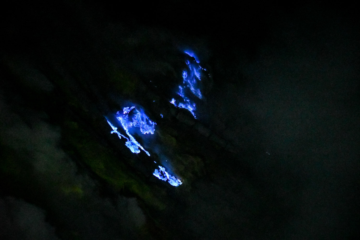 蓝色火焰硫磺矿卡瓦伊真火山口日出徒步旅行