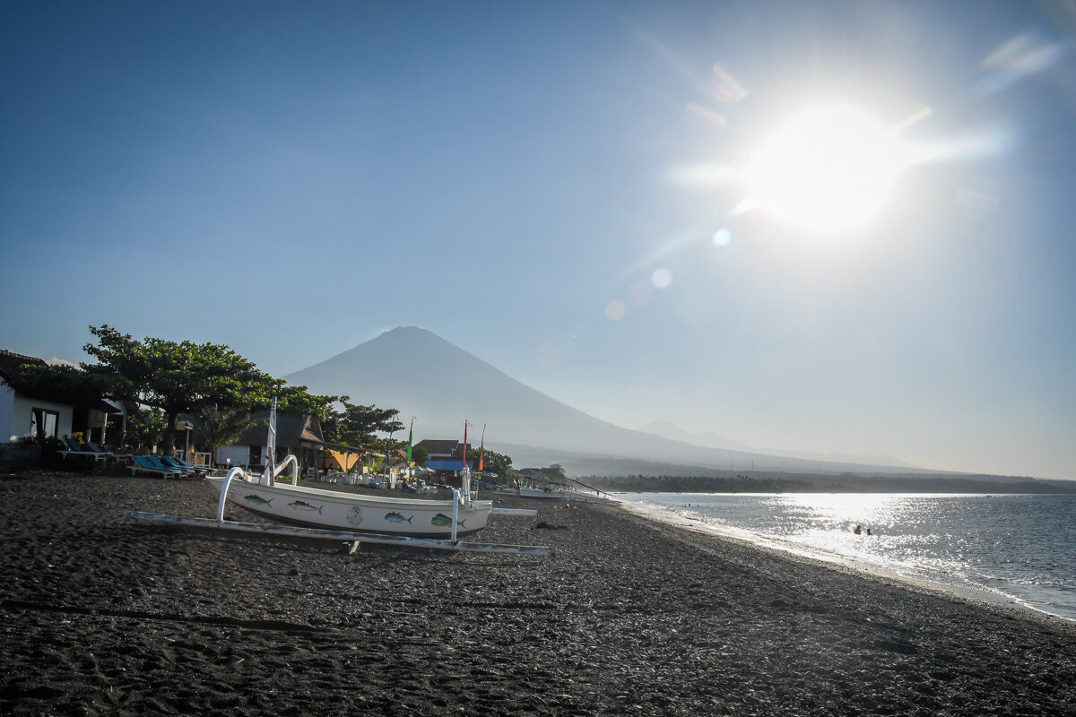 阿米德巴厘岛海滩和阿贡火山