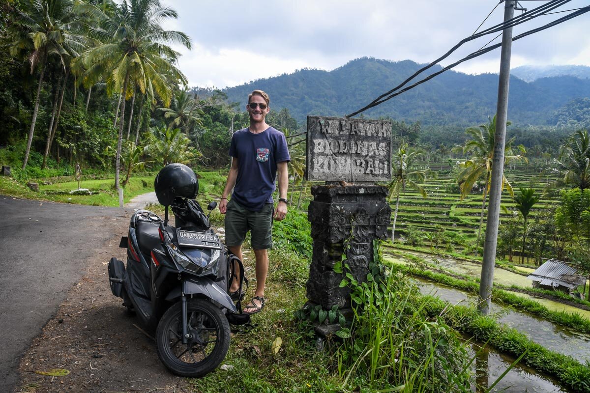 骑摩托车去阿米德巴厘岛
