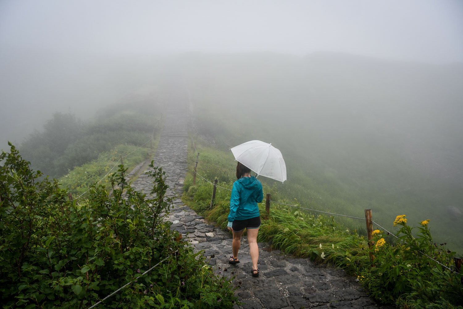 高山路线日本黑袍村多雨
