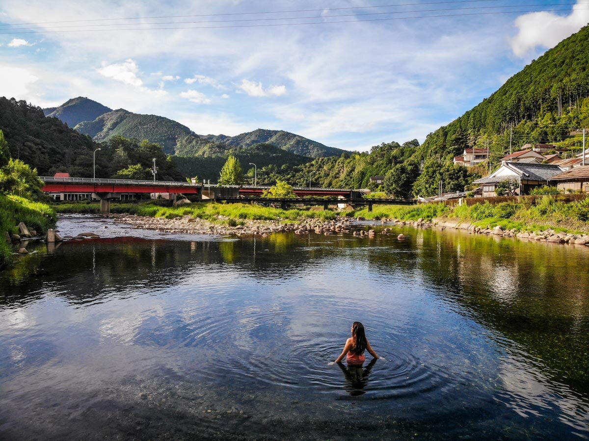 熊野古藤小径小口在河里游泳