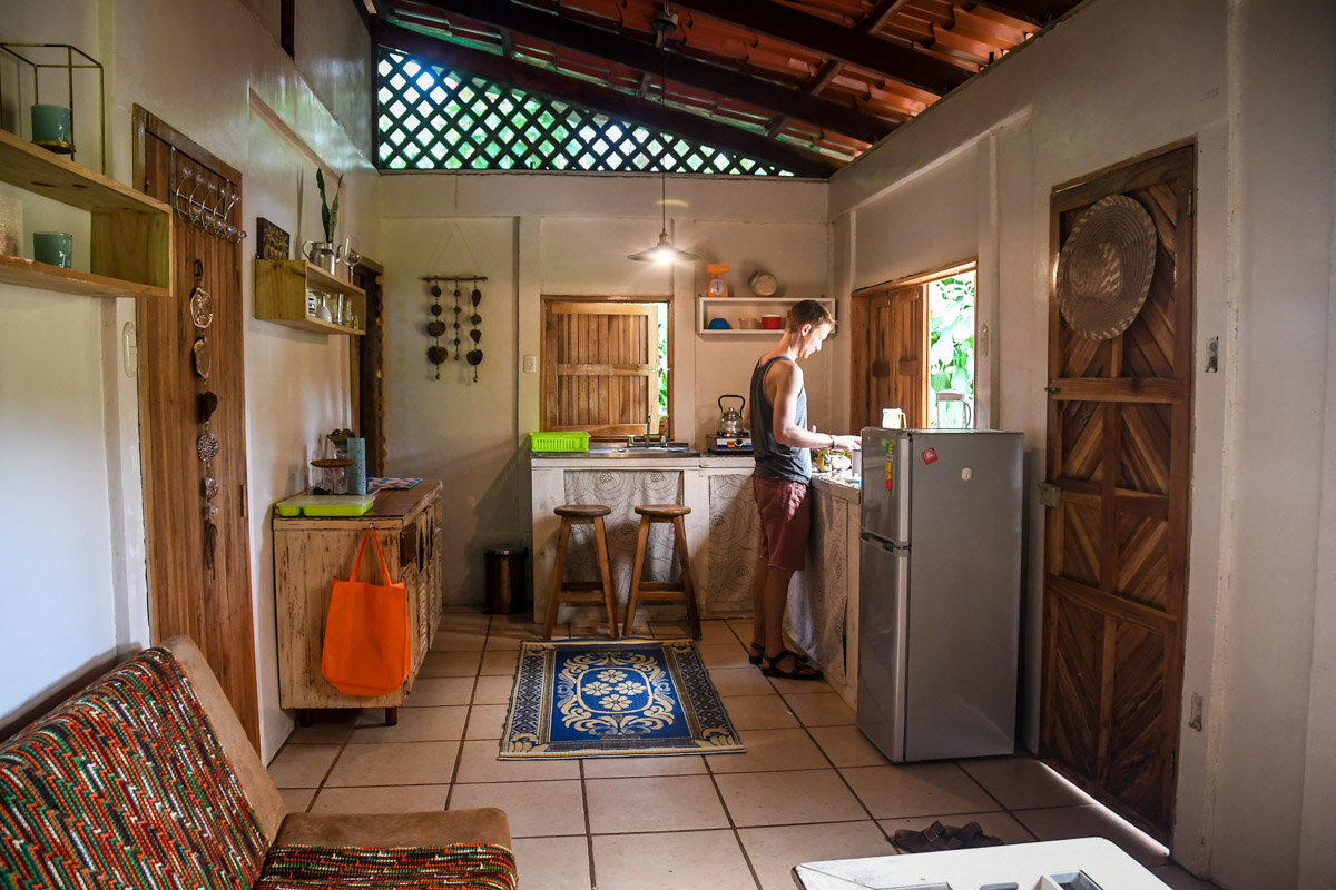 哥斯达黎加别荷港五颜六色的Airbnb厨房