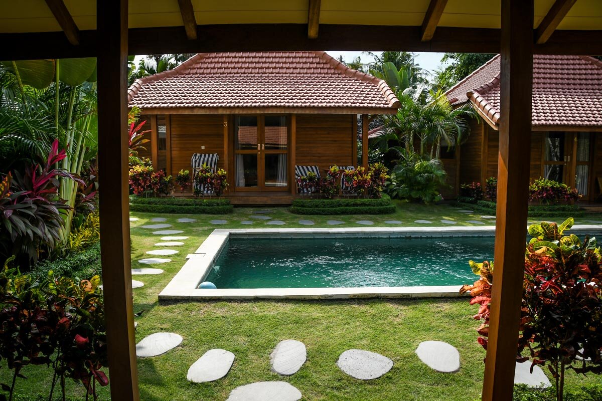 当我们的家人在巴厘岛拜访我们时，我们的Airbnb平房离泳池只有几步之遥