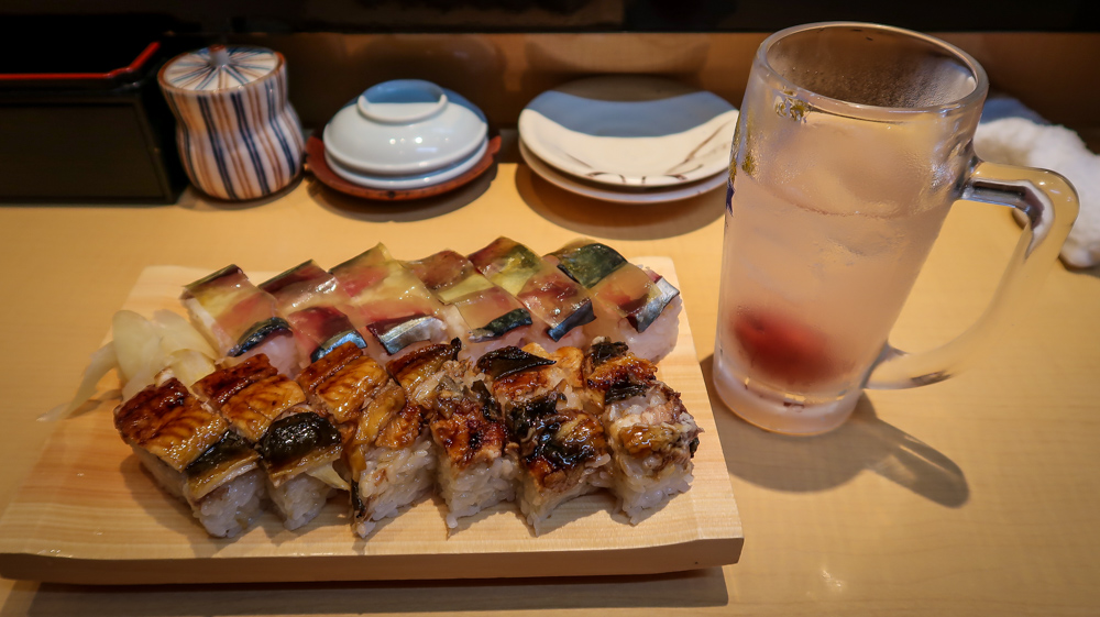 图片中的寿司被称为“压寿司”，它与人们最初保存鱼的方式相似。