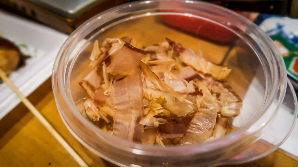 这些鱼片是切成薄片的鱼干，用来制作高汤(鱼汤)，也经常被用作okonomiyaki和章鱼烧等菜肴的配料。