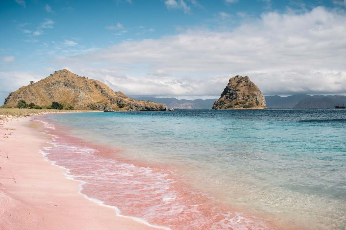 印度尼西亚弗洛雷斯的粉红海滩