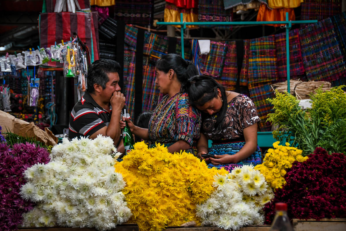 在危地马拉市场做当地的事情