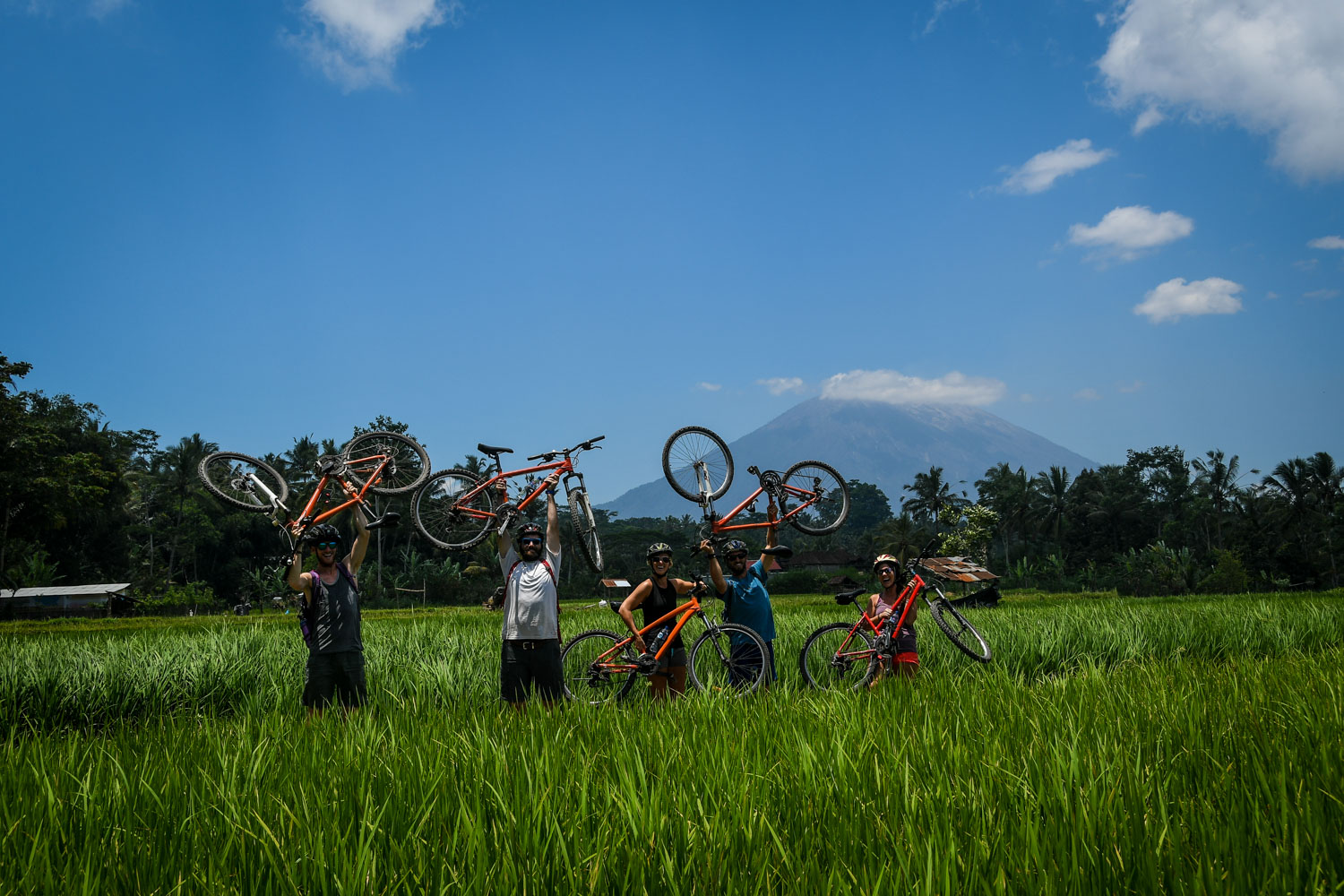 在巴厘岛的乡村骑自行车-环自行车之旅
