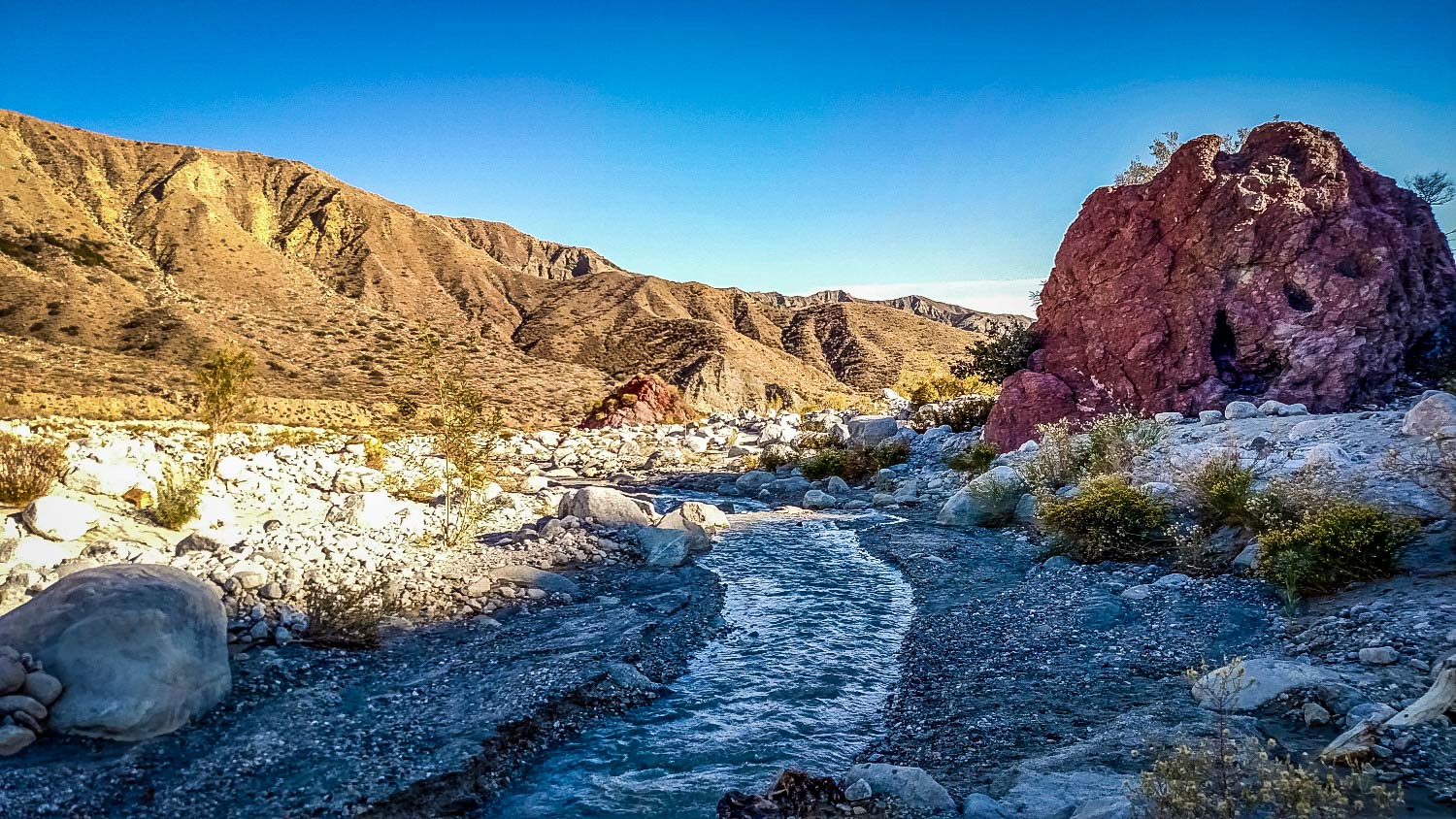 加利福尼亚州最佳沙漠徒步旅行:白水峡谷环带，图片来源:We Who roaming