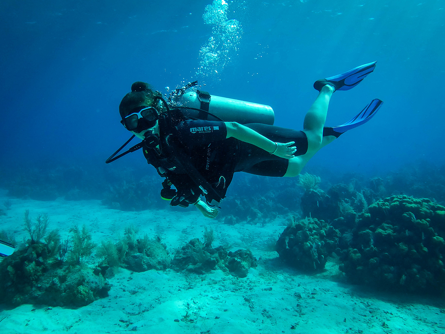 水肺潜水湾群岛罗阿坦潜水员