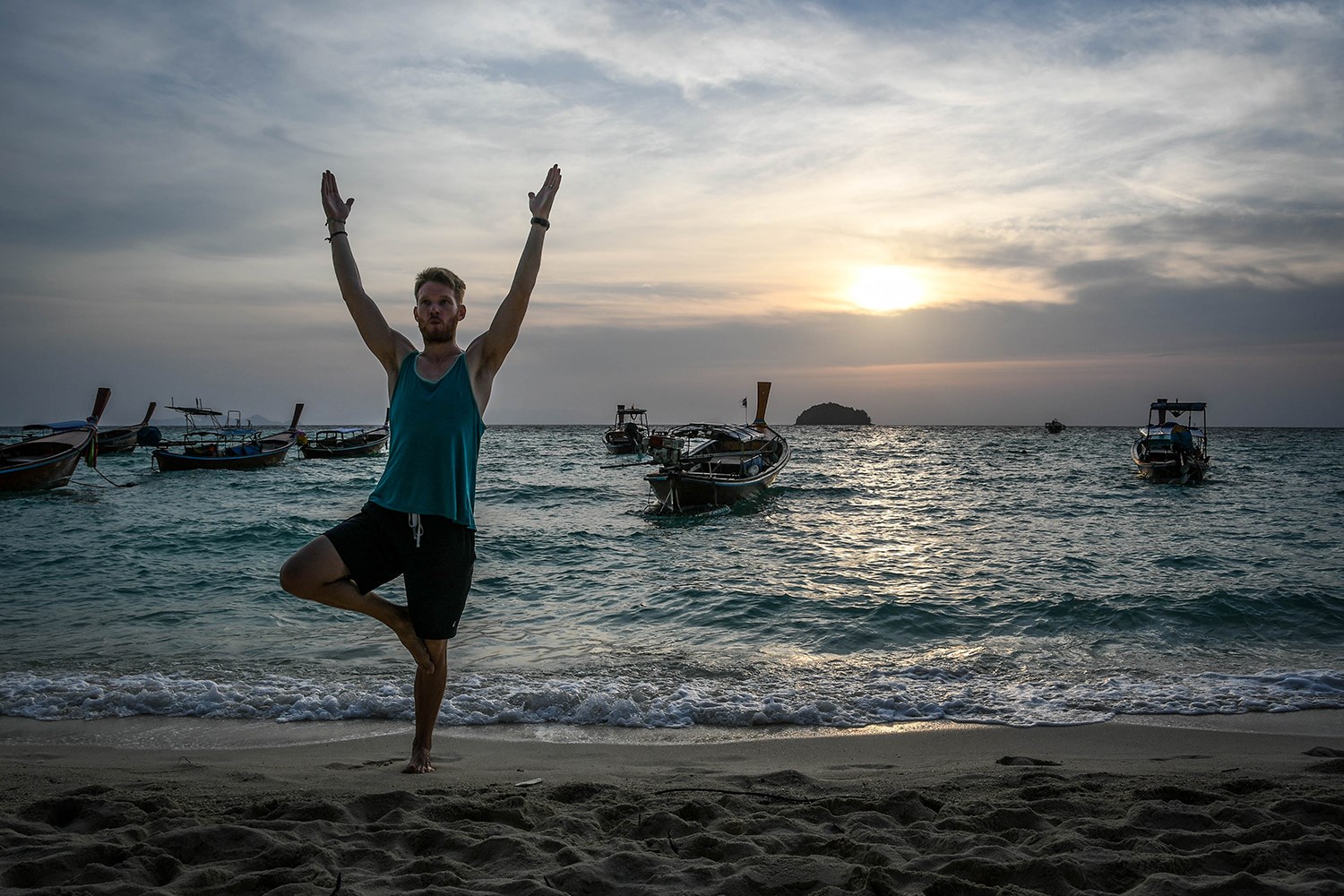 在泰国利佩岛做的事情在海滩上做瑜伽