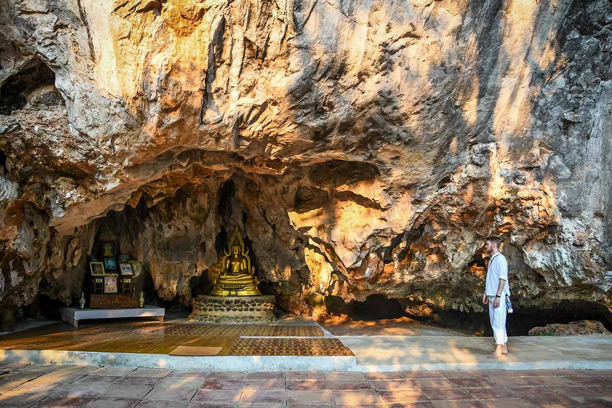 冥想静修在泰国Wat Pa Tam Wua洞穴神社
