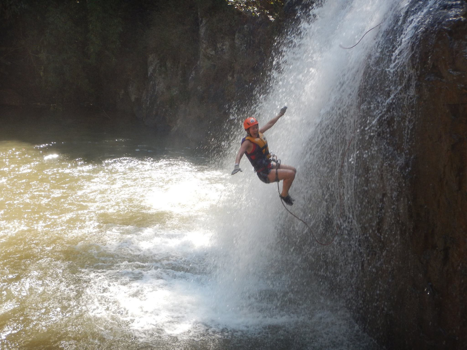 越南大叻瀑布峡谷探险