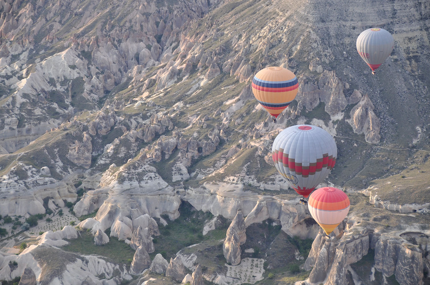 在土耳其卡帕多西亚乘坐热气球
