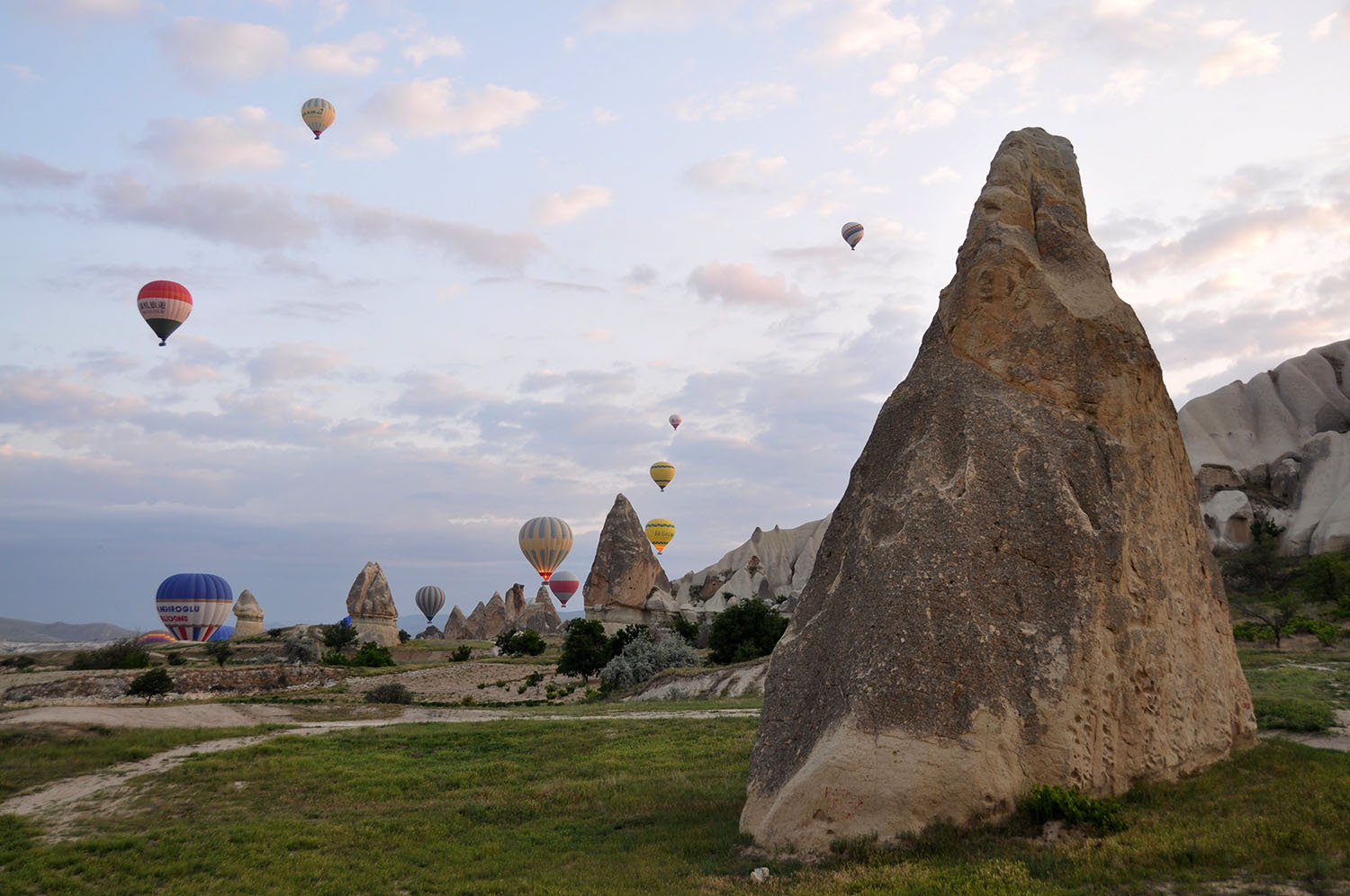 在土耳其卡帕多西亚乘坐热气球
