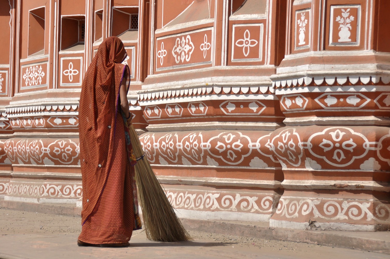 印度清洁街道的妇女