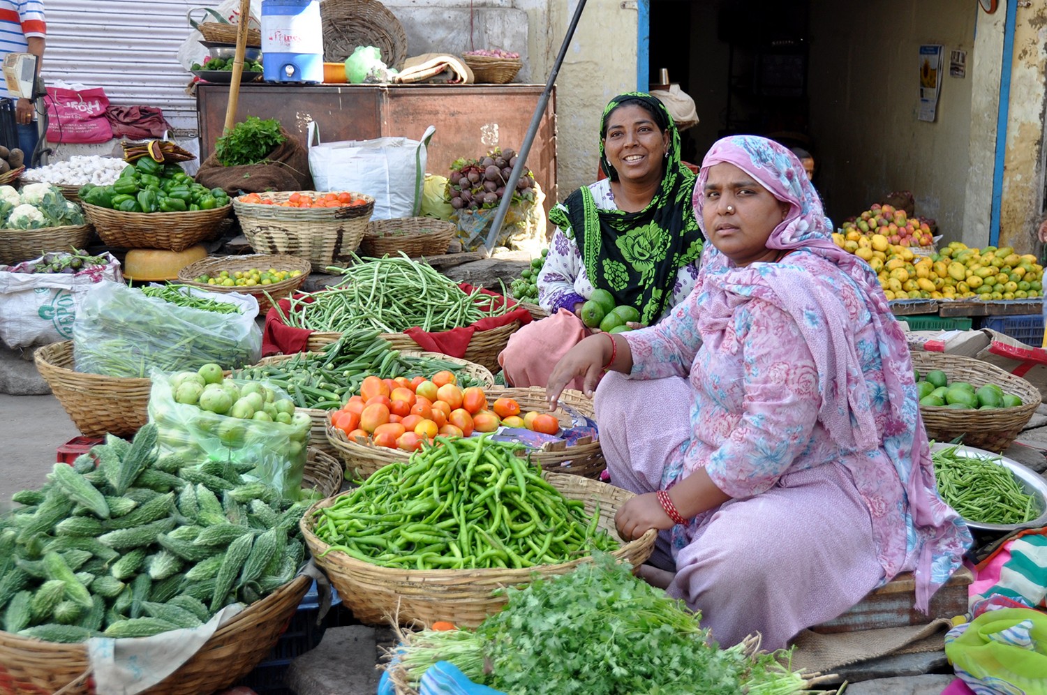 在印度卖蔬菜的妇女
