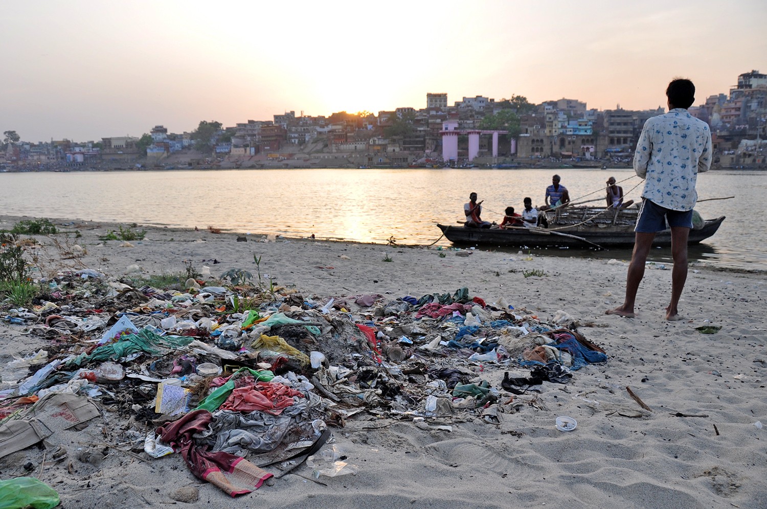 印度恒河边的垃圾
