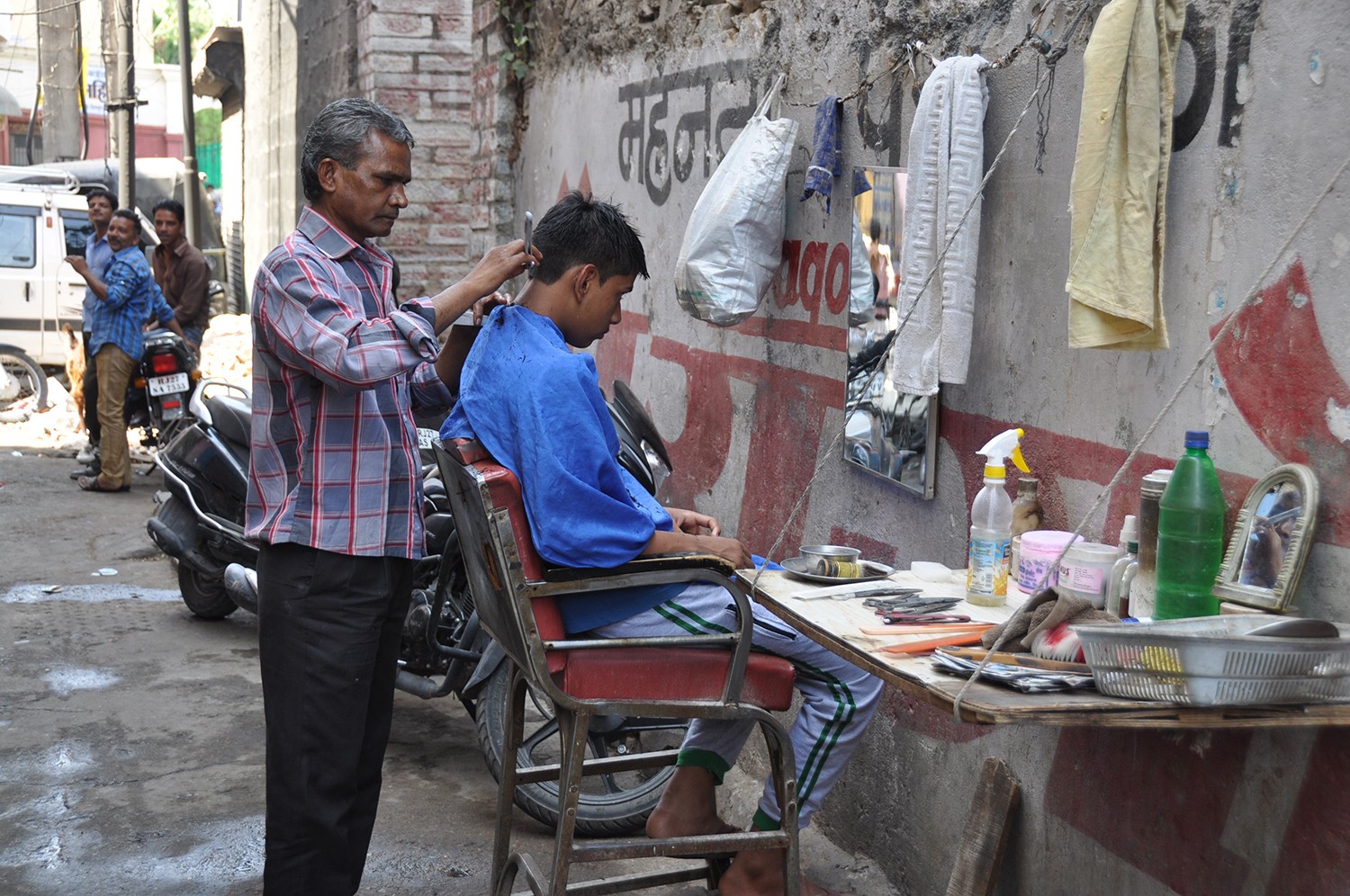 印度街边的理发师