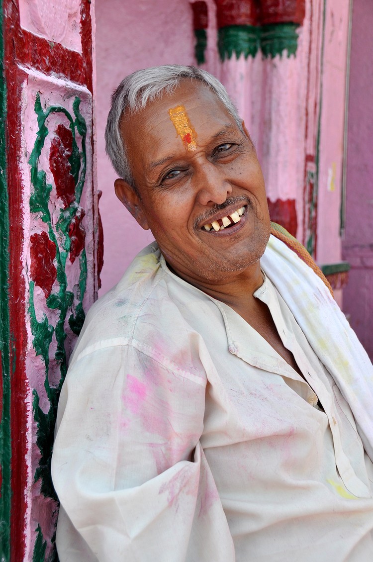 微笑的印度男人
