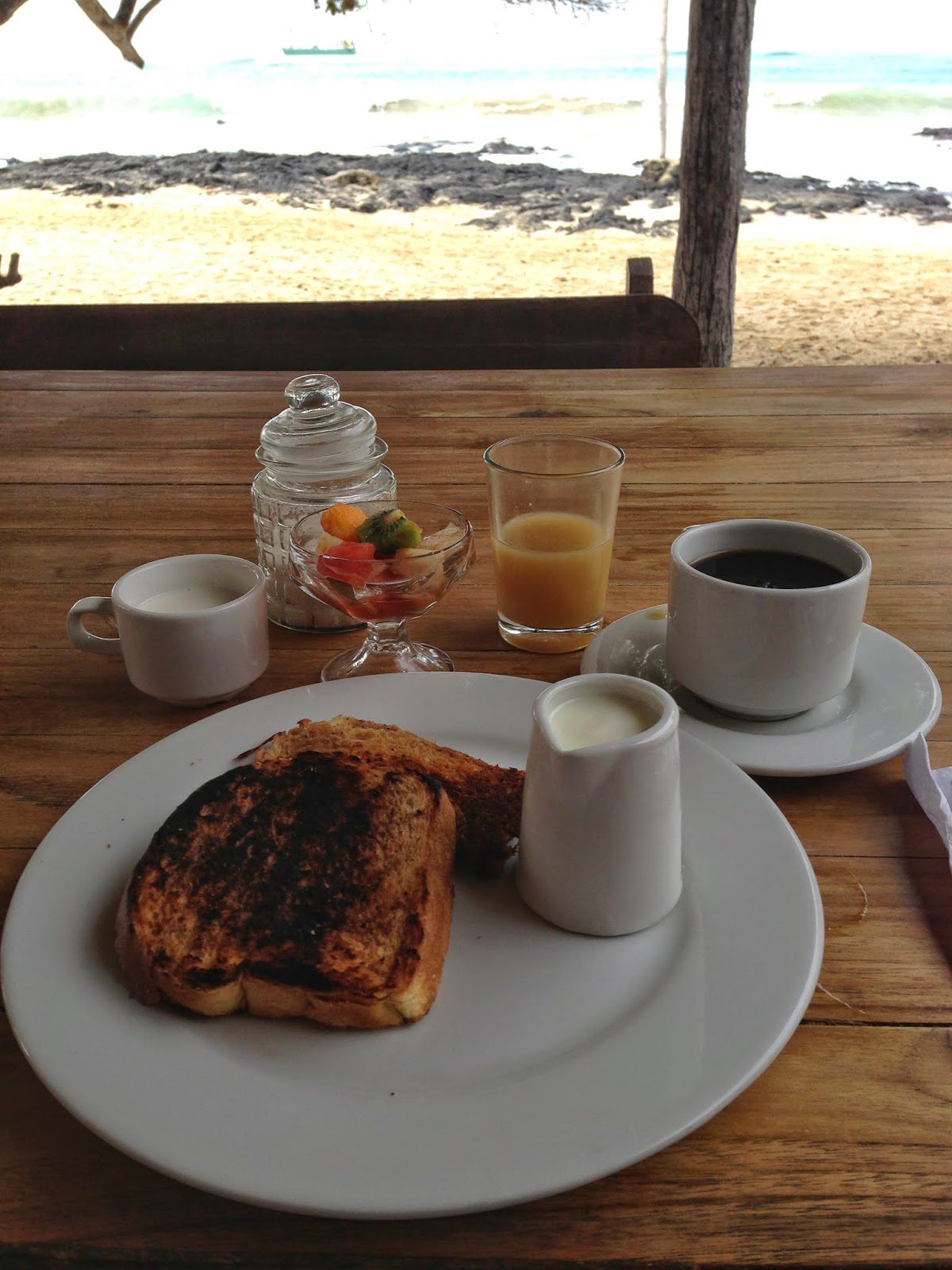 今天早上的菜单上有:法式吐司、水果杯、酸奶和蜂蜜、新鲜木瓜汁和咖啡。可口。
