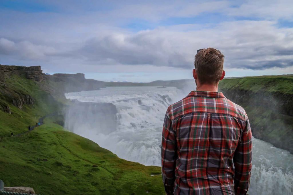 参观冰岛的Gullfoss瀑布
