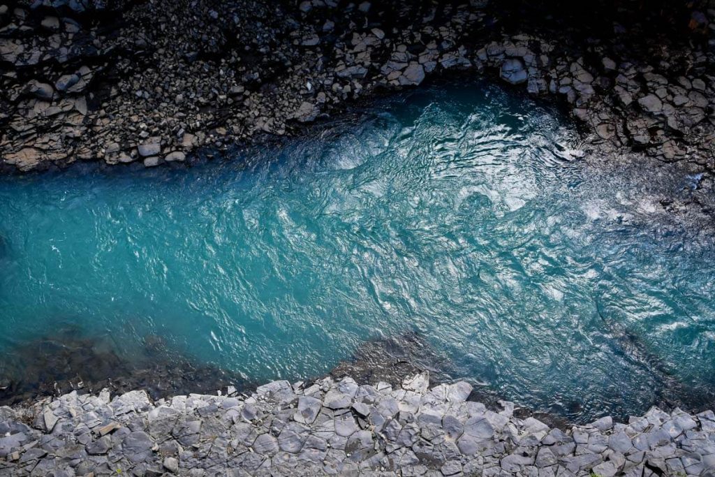 图ðlagil峡谷蓝色的水