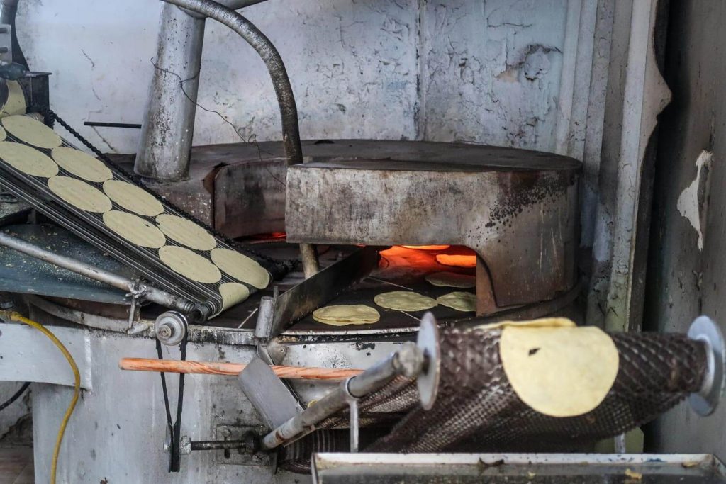 墨西哥新鲜玉米饼的制作